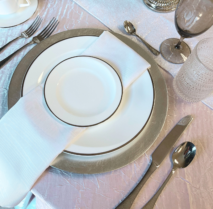 Dreaming of a White Christmas? Set the Scene with an Elegant All-White Tabletop Design